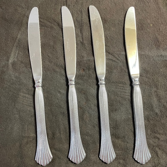 Vintage Rogers by Stanley Roberts Drama Pattern 4 Dinner Knives Flatware Korea - Picture 1 of 3